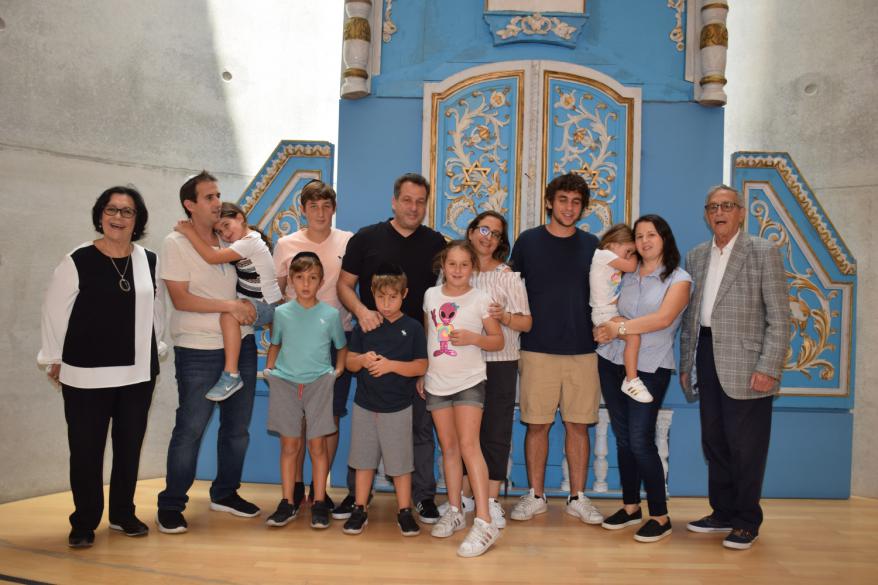 Ariel Wolfenson de Perú celebró su Bar Mitzva en Yad Vashem junto a sus familiares en la Sinagoga de Yad Vashem